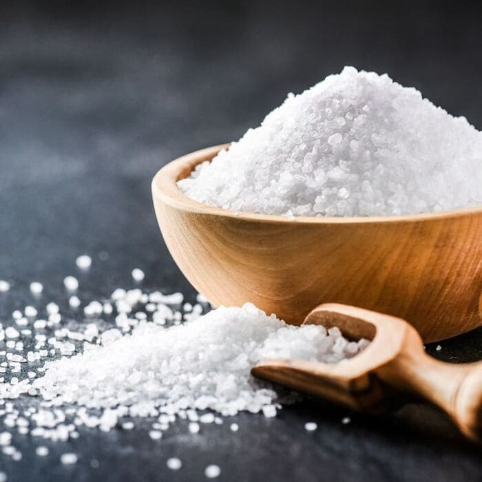 cách chăm sóc da đầu dầu bằng muối biển
