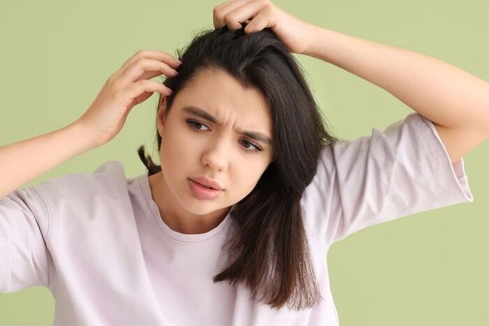 cách chăm sóc da đầu khô, nguyên nhân và ách cải thiện