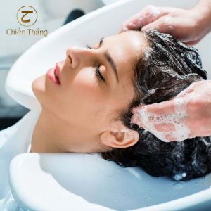 cách gội đầu không bị gàu