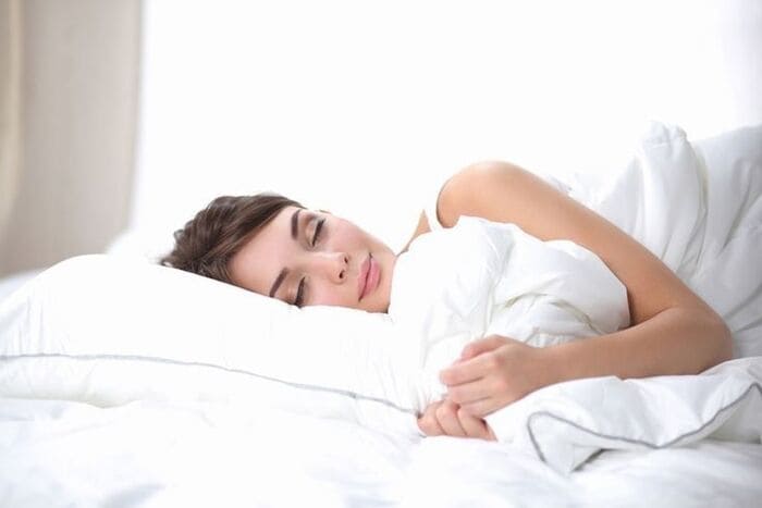 chăm sóc tóc bạc từ giấc ngủ