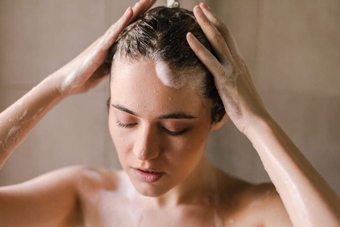 chăm sóc tóc và da đầu đúng cách để làm giảm quá trình tóc bạc sớm