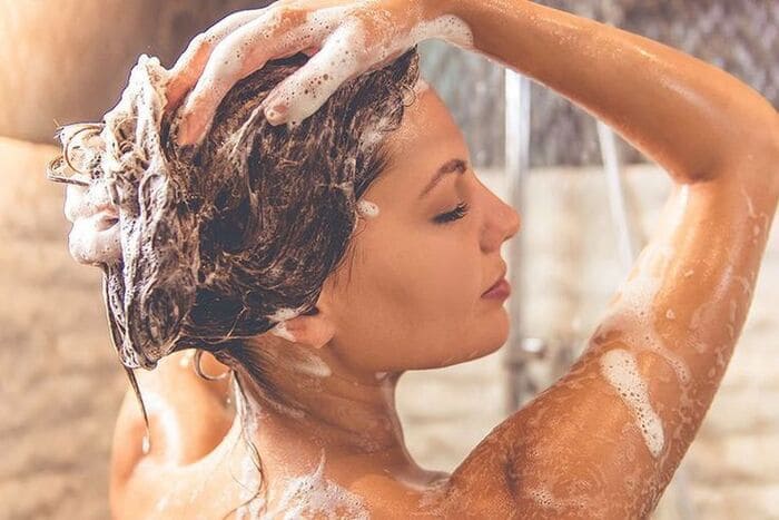 điều trị da đầu khô nhiều gàu bằng cách gội đầu đúng cách