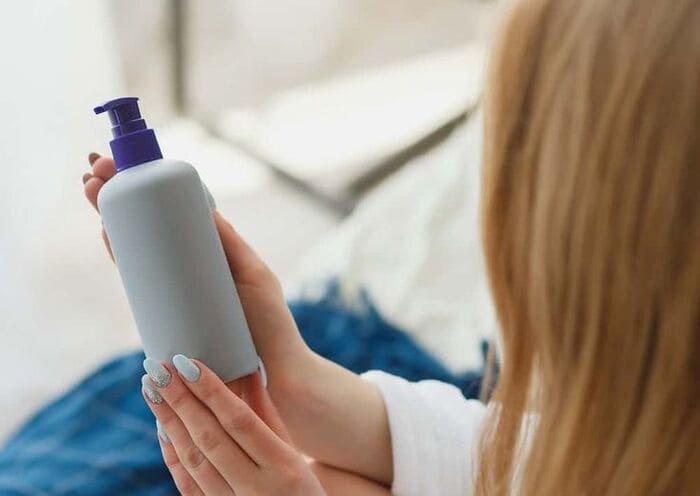 điều trị da đầu khô nhiều gàu bằng cách lựa chọn dầu gội phù hợp
