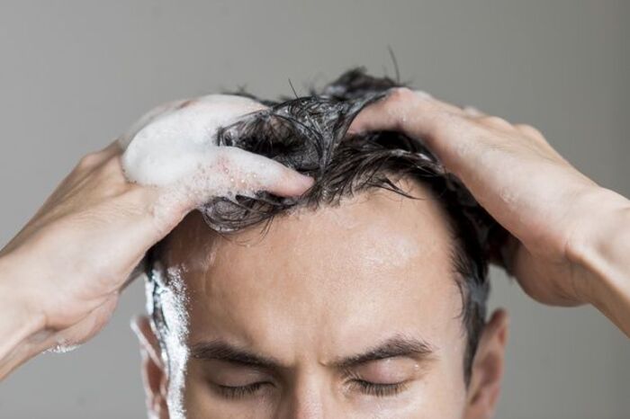 gội đầu đúng cách để trị gàu ở nam giới hiệu quả
