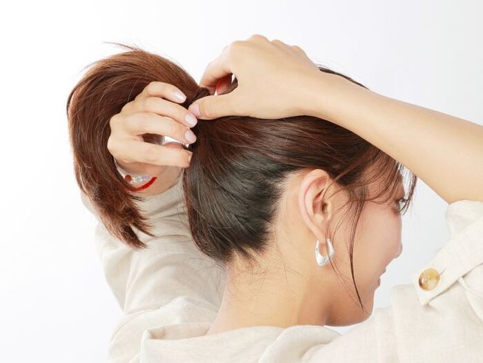 không buộc tóc quá chặt