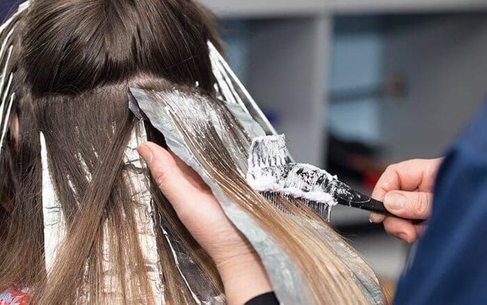 nhuộm tóc tại salon cho tóc bạc