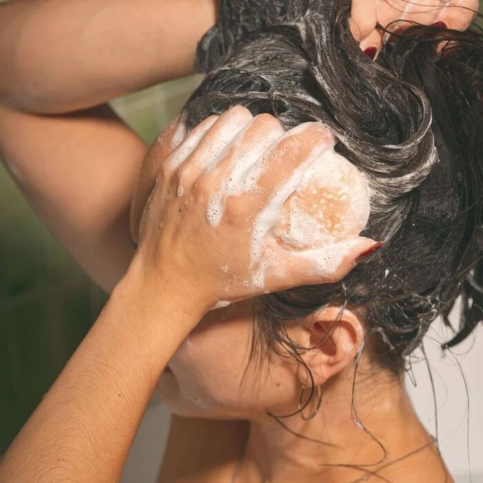 sử dụng dầu gội đầu không phù hợp với da đầu bị gàu