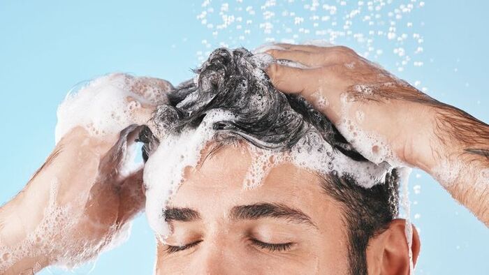 sử dụng sản phẩm chăm sóc tóc chuyên biệt