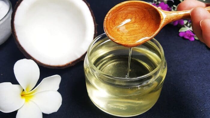 tác dụng của dầu dừa với tóc bạc