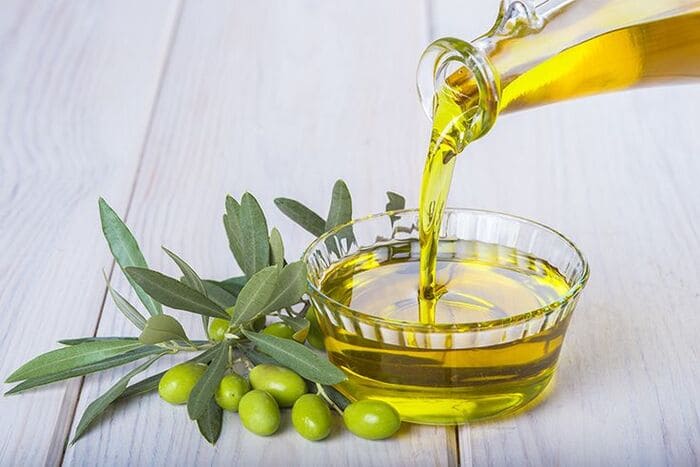 trị gàu bằng nước cốt chanh với dầu oliu