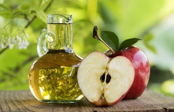 trị gàu bằng nước cốt chanh với giấm táo