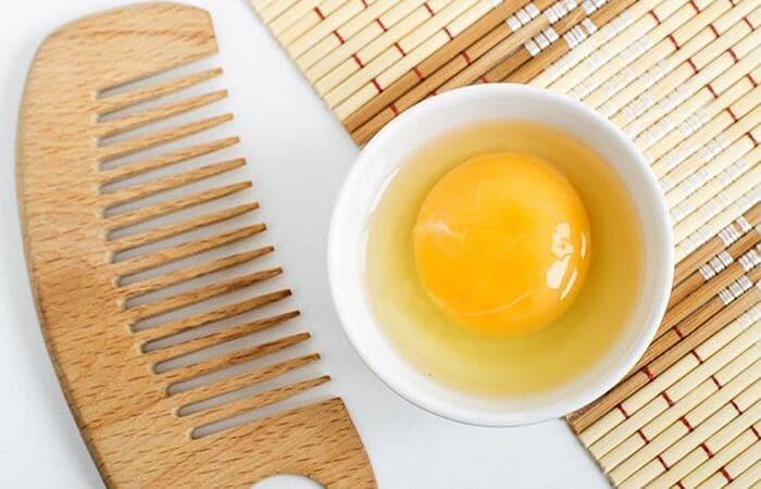 trị gàu bằng nước cốt chanh với lòng trắng trứng gà