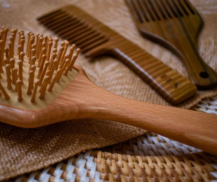 trị gàu ống tại nhà bằng cách vệ sinh dụng cụ tóc