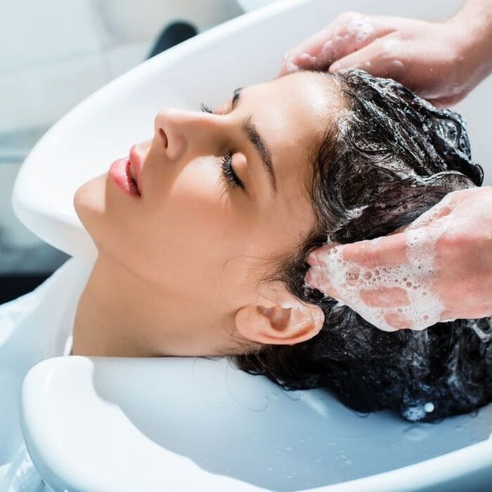 trị tóc bạc bằng cách gội đầu với nước hà thủ ô