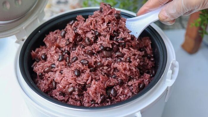 xôi đậu đen giúp chữa tóc bạc bằng đậu đen