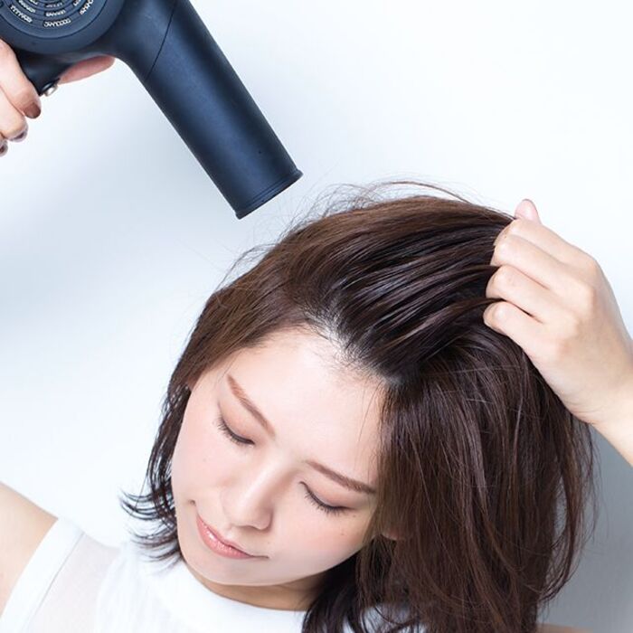bắt đầu sấy tóc từ nhiệt trung bình