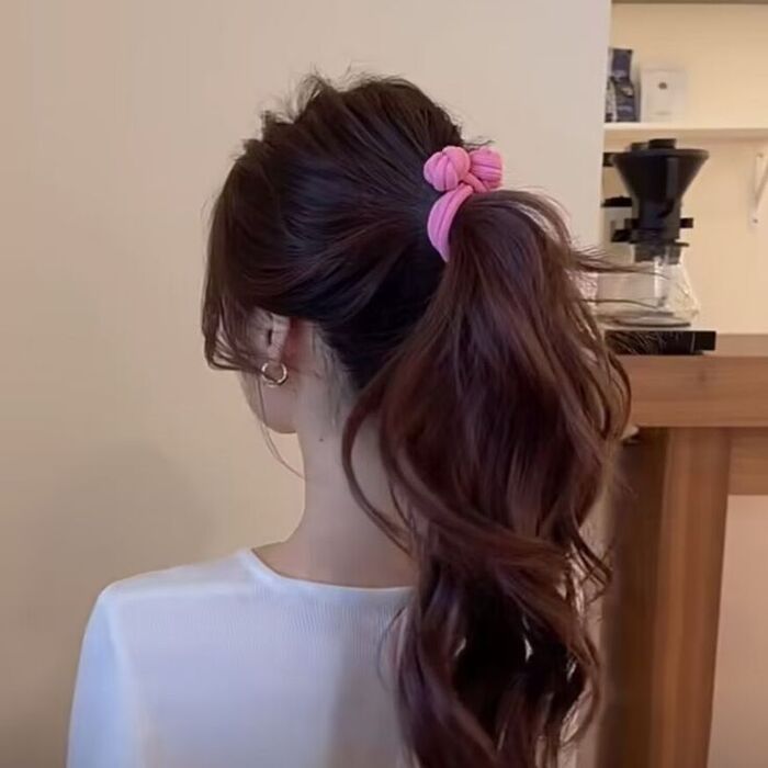 buộc hoặc búi tóc quá chặt