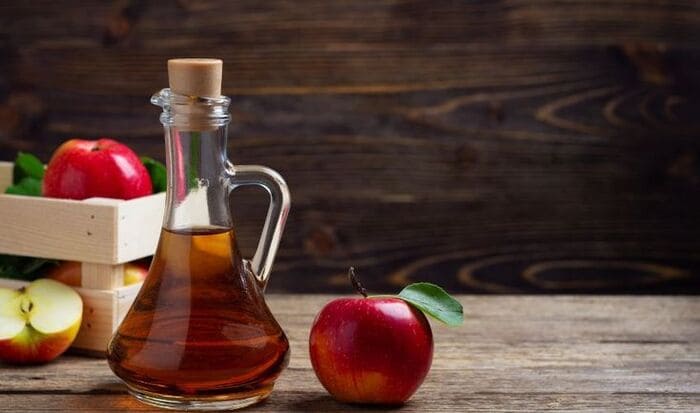 cách gội đầu bằng dầu dừa trị gàu với giấm táo