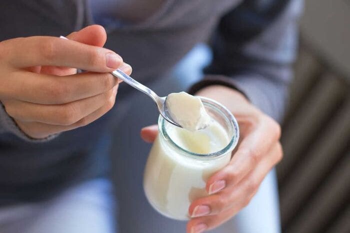 cách gội đầu bằng dầu dừa trị gàu với sữa chua