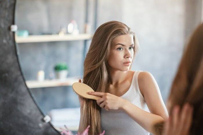 chải đầu khi tóc còn ướt cho tóc khô xơ