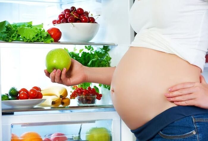 chế độ dinh dưỡng không cân đối khiến bà bầu bị gàu nhiều hơn