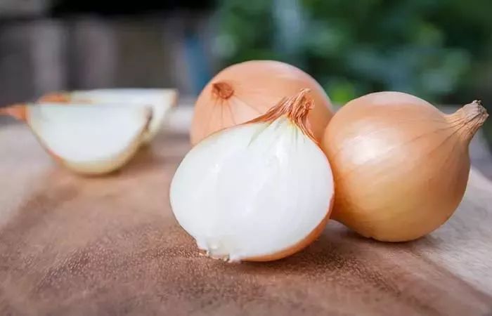 dùng hành tây tại nhà trị gàu cho tóc nhuộm