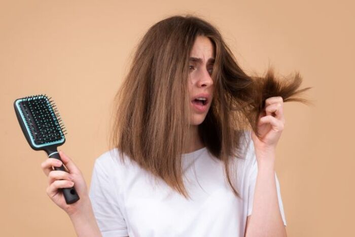 gỡ rối tóc trước khi gội