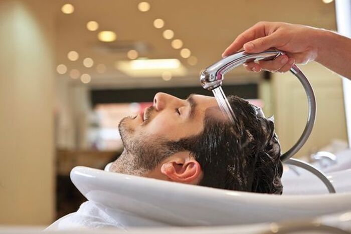 gội đầu bằng nước ấm xả bằng nước mát tóc khô xơ nam