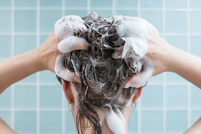 gội đầu đúng cách ngăn ngừa gàu ở nữ