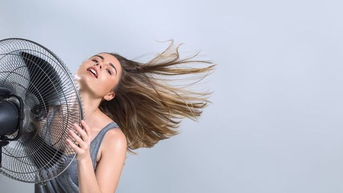 làm khô tóc bằng quạt có tốt không