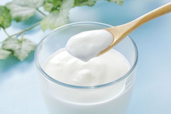 lòng đỏ trứng gà kết hợp với sữa chua