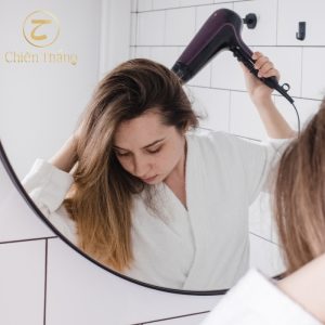 nên sấy tóc hay để tóc khô tự nhiên