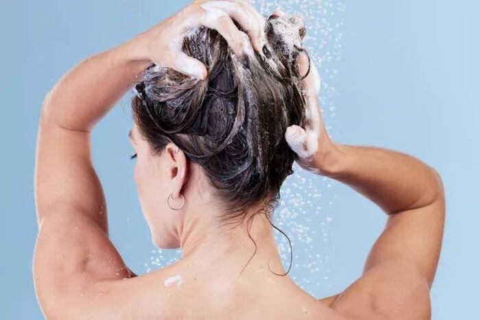 sử dụng dầu gội đặc trị ngứa da đầu và gàu