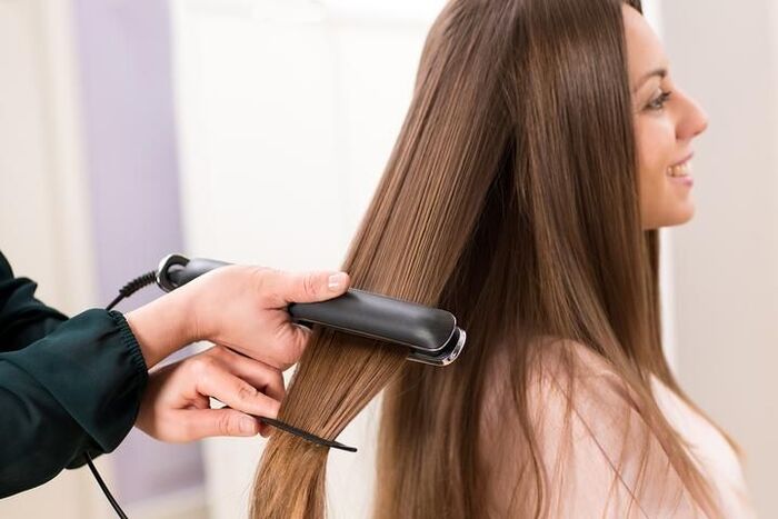 sử dụng nhiệt quá nhiều lần cho tóc khô xơ