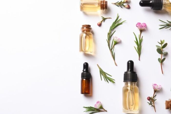 sử dụng tinh dầu thiên nhiên dành cho tóc khô xơ