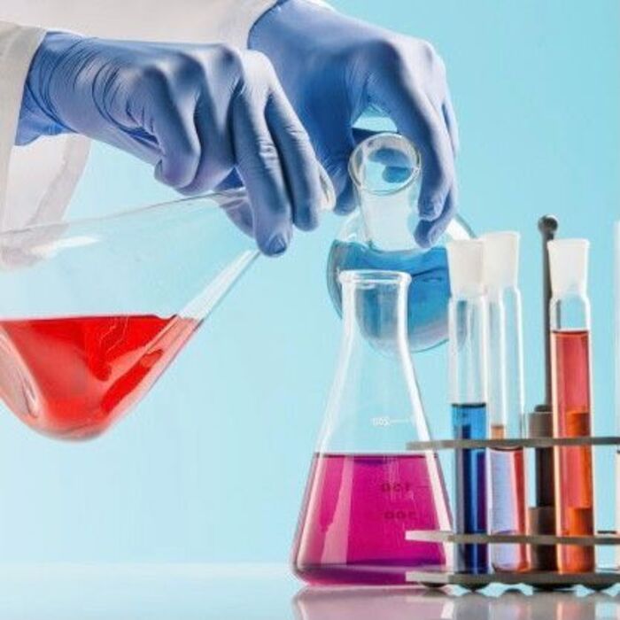 tác dụng của hóa chất và nhiệt độ cao tóc nam bị xoăn và khô
