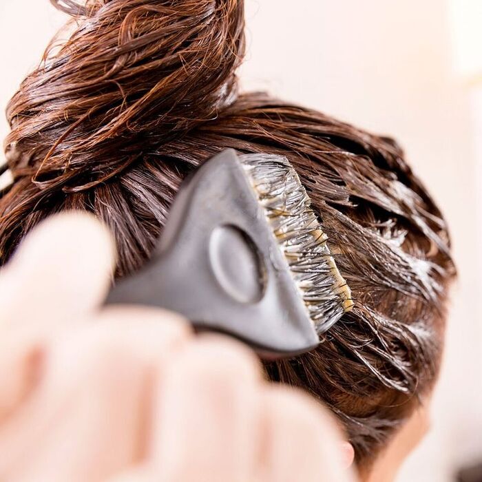 tác hại của việc nhuộm đối với tóc và da đầu khoong chỉ là gàu