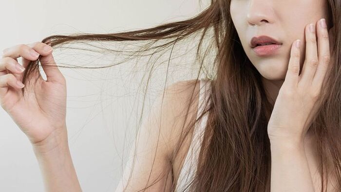 tăng tiết dầu nhờn trên da đầu khiến bà bầu bị gàu nhiều hơn