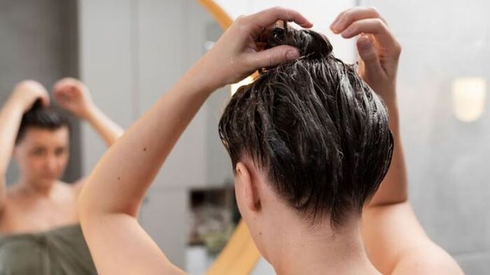 giấm táo trị ngứa da đầu và gàu