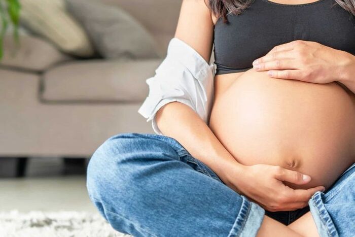 thay đỏi nội tiết tố khiến bà bầu bị gàu nhiều gàu