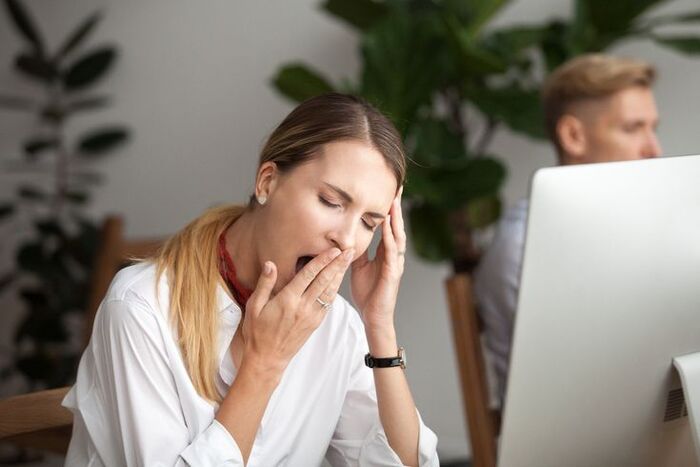 thiếu giấc ngủ tóc khô xơ