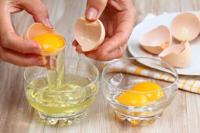 ủ tóc bằng dầu dừa với trứng gà cho tóc khô xơ