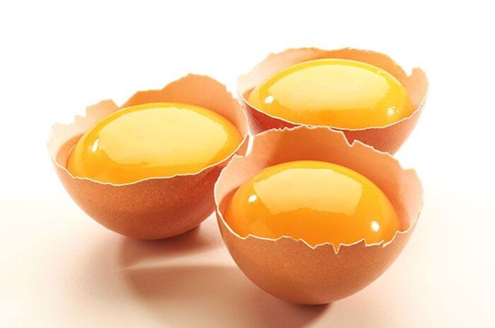 ủ tóc bằng dầu oliu kết hợp lòng đỏ trứng và chanh phục hồi tạo độ bóng khô xơ