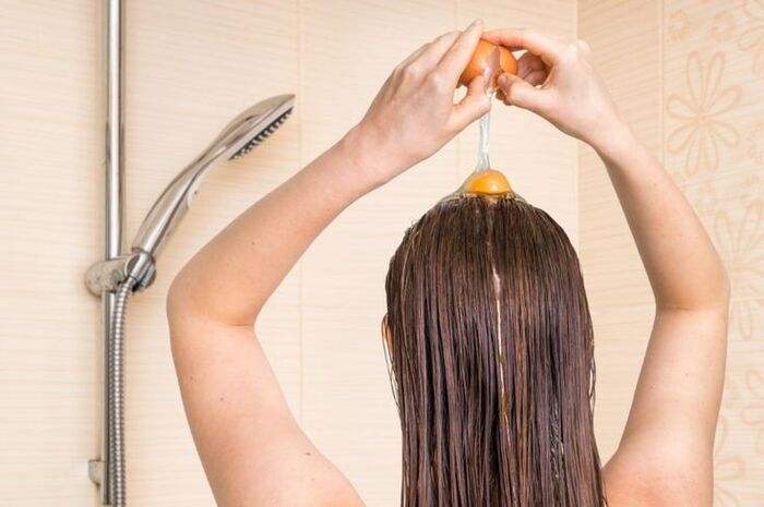 ủ tóc để trị gàu bằng baking soda trị gàu kết hợp với dầu oliu và lòng đỏ trứng gà
