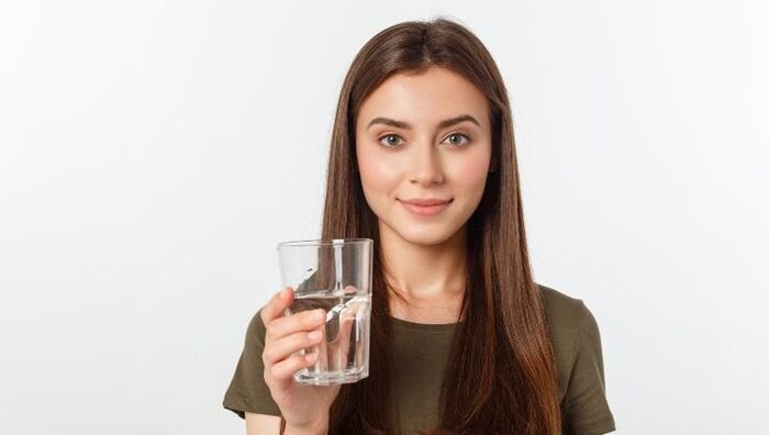 uống nhiều nước và ăn thực phẩm tốt cho tóc