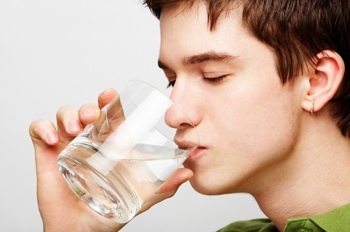 uống nước mỗi ngày tóc khô xơ nam