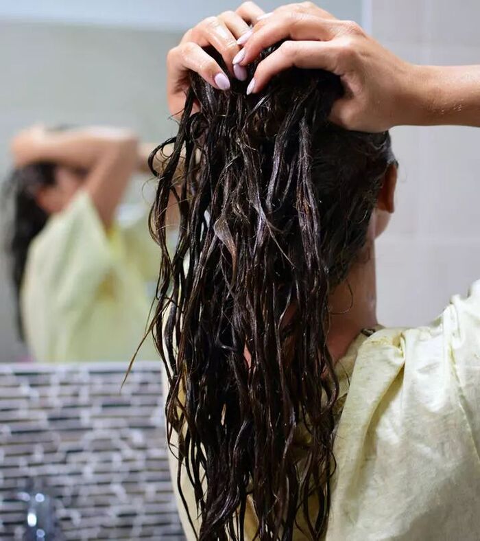 để tóc ướt có tác hại gì