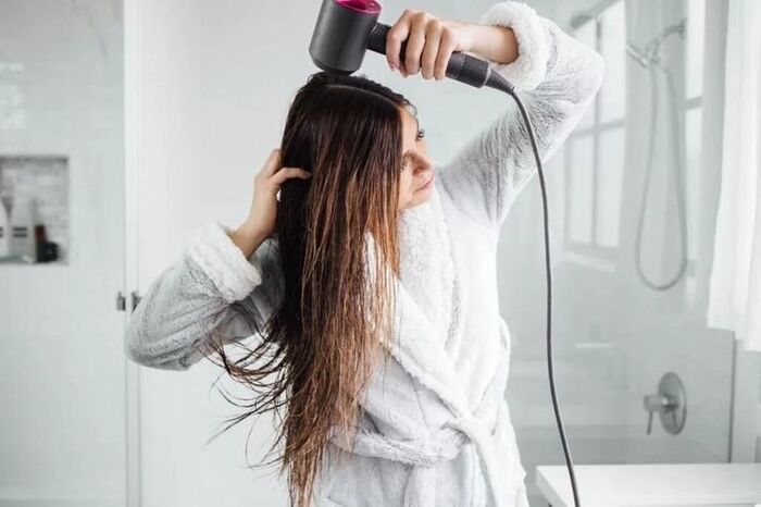 để tóc ướt đi ngủ có sao không