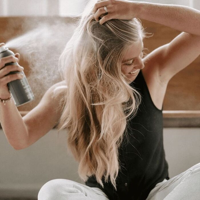 dùng sản phẩm làm khô tóc