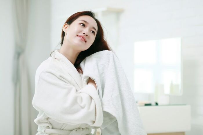 nên làm gì nếu bắt buộc đi ngủ với mái tóc ướt